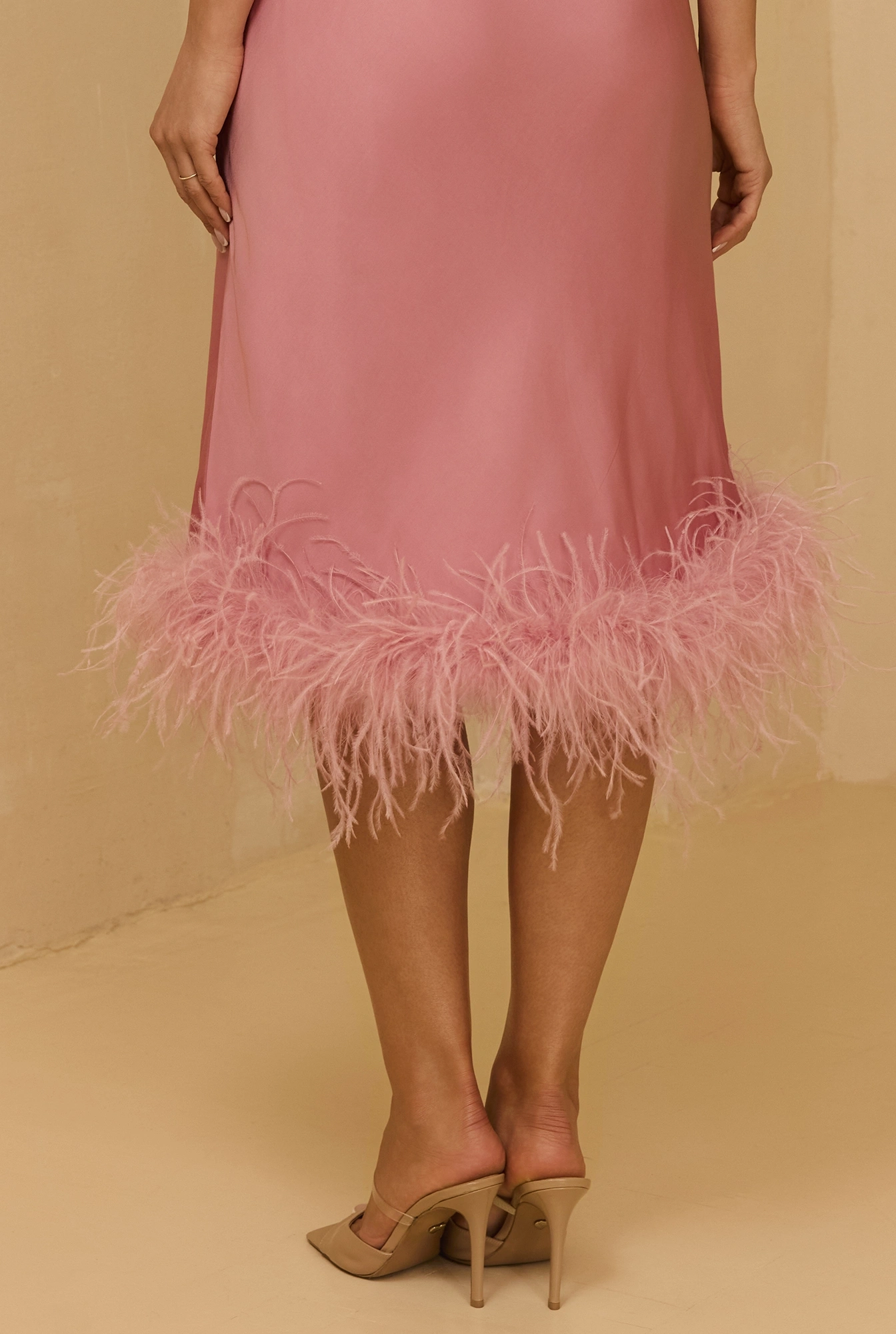 Eloven – robe midi rose avec plumes